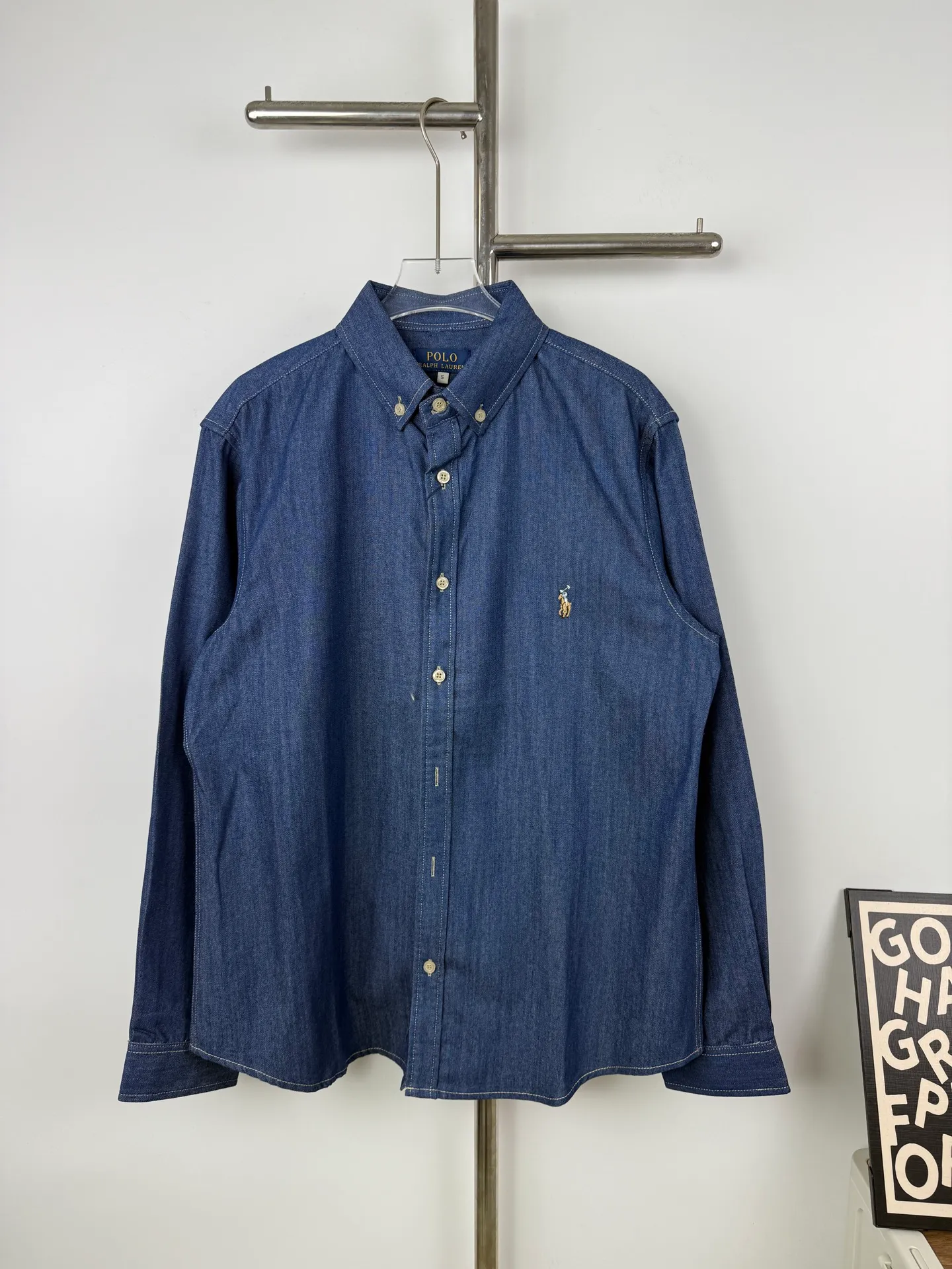 P220 💰Model No. B23 Ralph Lauren/Ralph Lauren classic color small label couple style washed denim long-sleeved shirt 1️⃣Made of high-quality denim fabric, the upper body is soft and comfortable, extremely delicate, has a solid, smooth and soft feel, and the fabric does not wrinkle, and the feel is invincible. The details are handled perfectly! 2️⃣Adopting the washing process, the workmanship details are perfectly controlled. They are all hemmed with vest technology, and the insides of the sleeves are also used. Different from the four-needle and five-thread workmanship, the collars are also all designed with interlining, showing high-end fashion and individuality, and the style is fashionable, simple and elegant! 3️⃣It is very youthful and energetic, and can be easily worn by both men and women. It is very in line with the fashion aesthetic concepts of today's young people! Color: Dark Blue Sizes: S, M, L, XL